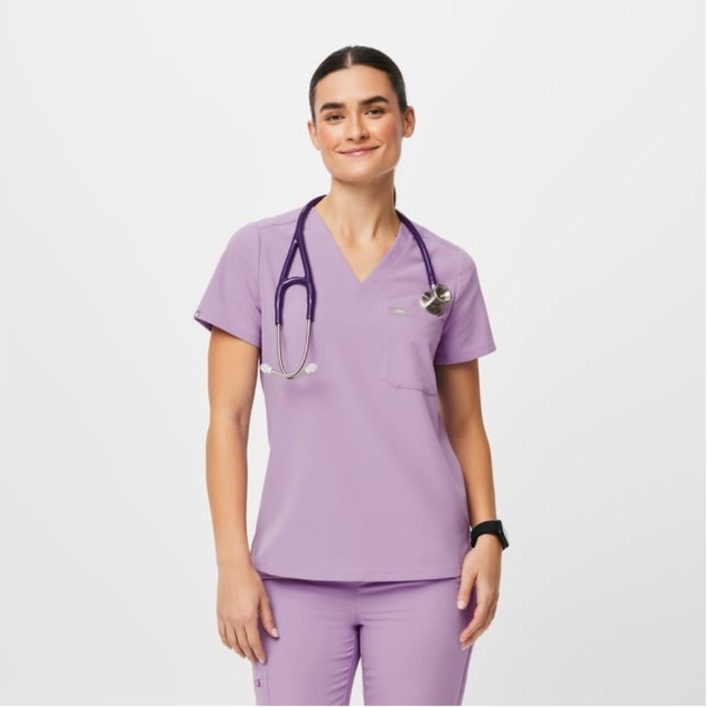 Wear FIGS - Catarina One-Pocket Scrub Top - Lavender Dew - XS